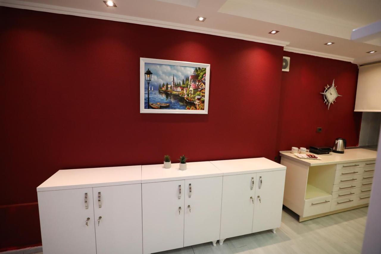 Little Corner Hostel Тирана Екстер'єр фото