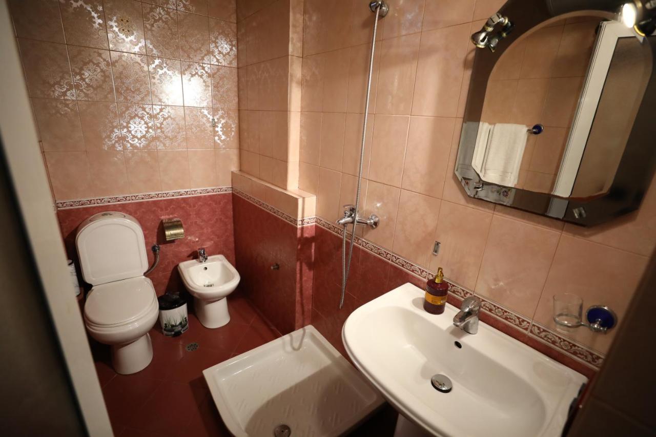 Little Corner Hostel Тирана Екстер'єр фото