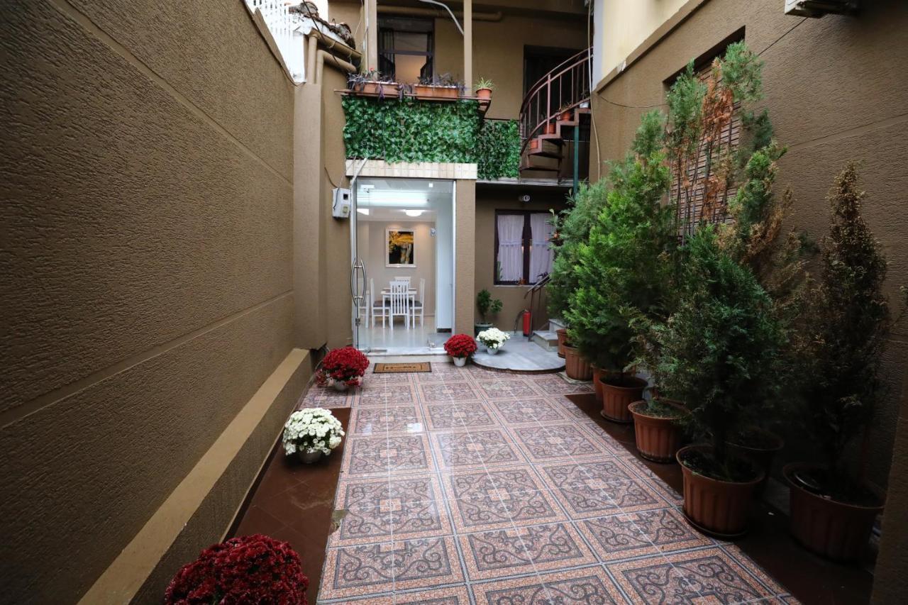 Little Corner Hostel Тирана Екстер'єр фото