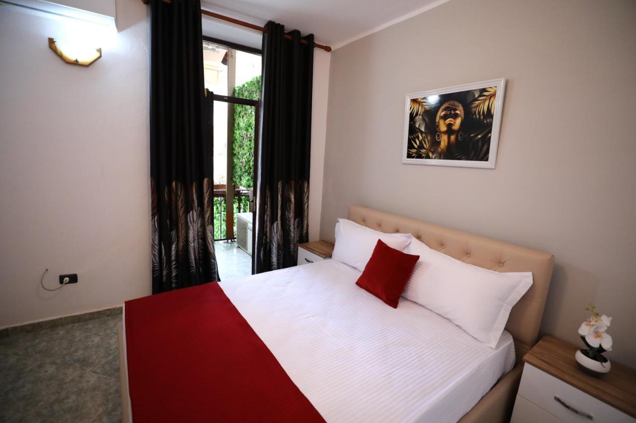 Little Corner Hostel Тирана Екстер'єр фото
