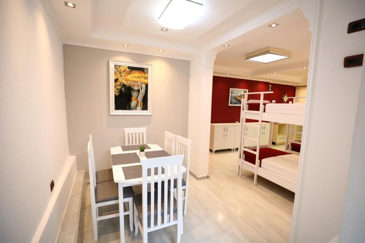 Little Corner Hostel Тирана Екстер'єр фото